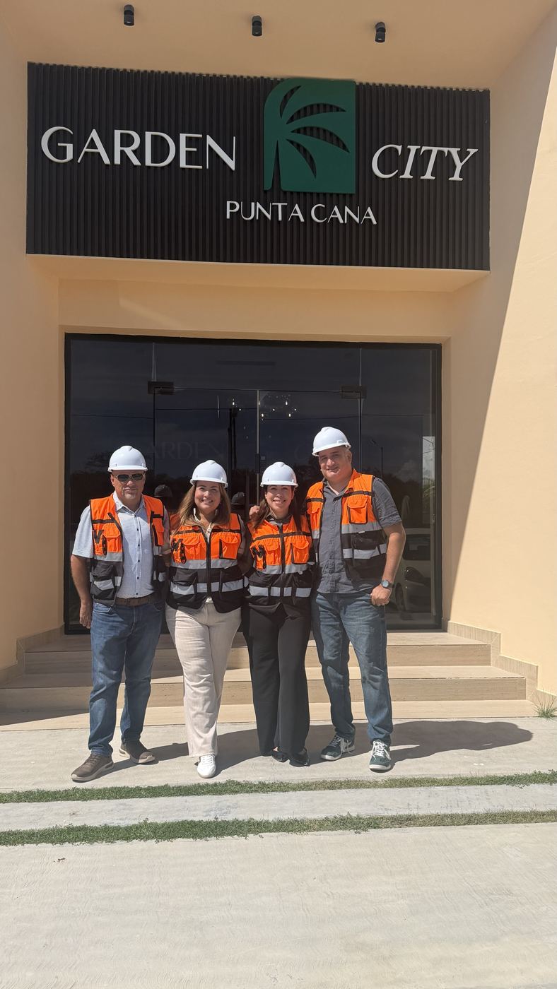 Equipo de PH YES en la entrada de Garden City Punta Cana