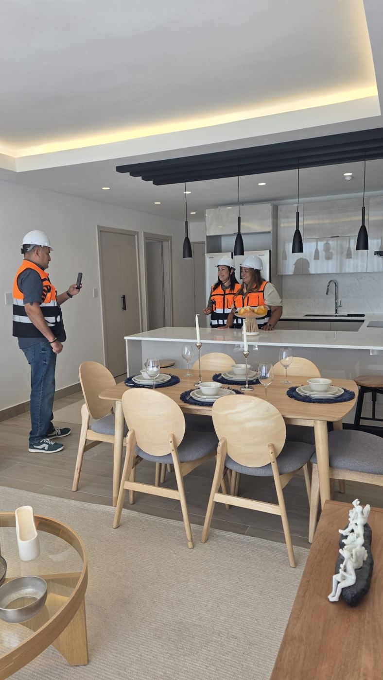 Equipo de PH YES grabando el apartamento modelo